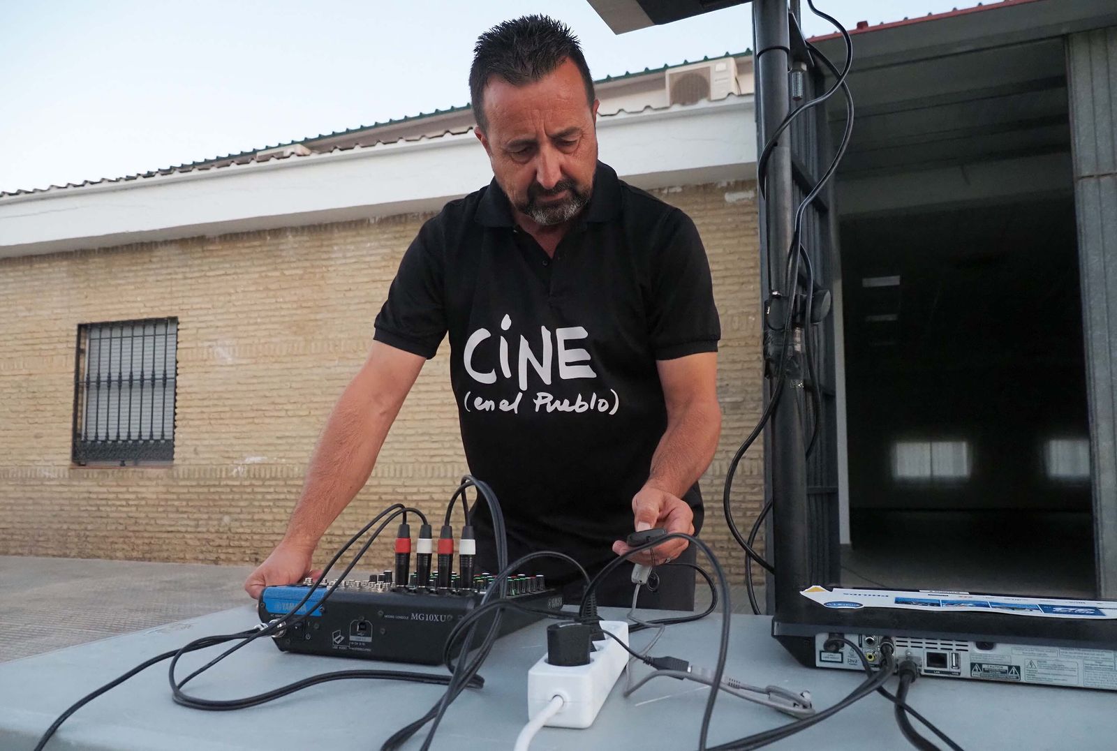Juan 'el del cine' durante el montaje de la proyección en Santa Bárbara de Casa