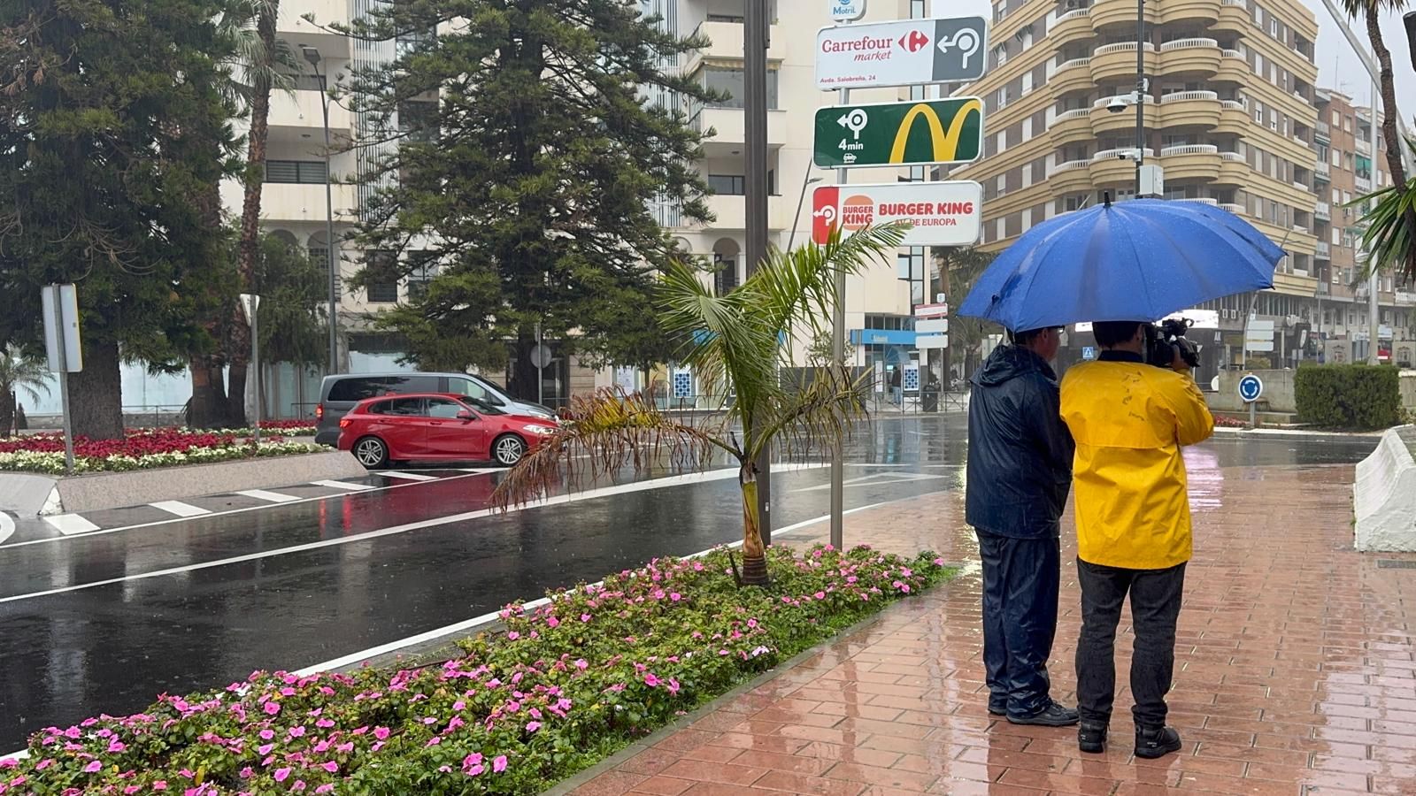 Dos personas bajo la lluvia en Motril