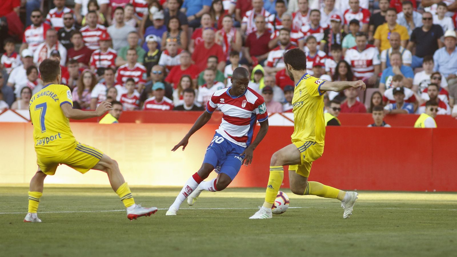 Un remate de Adrián Ramos fue el único acercamiento peligroso de los rojiblancos en la segunda mitad.