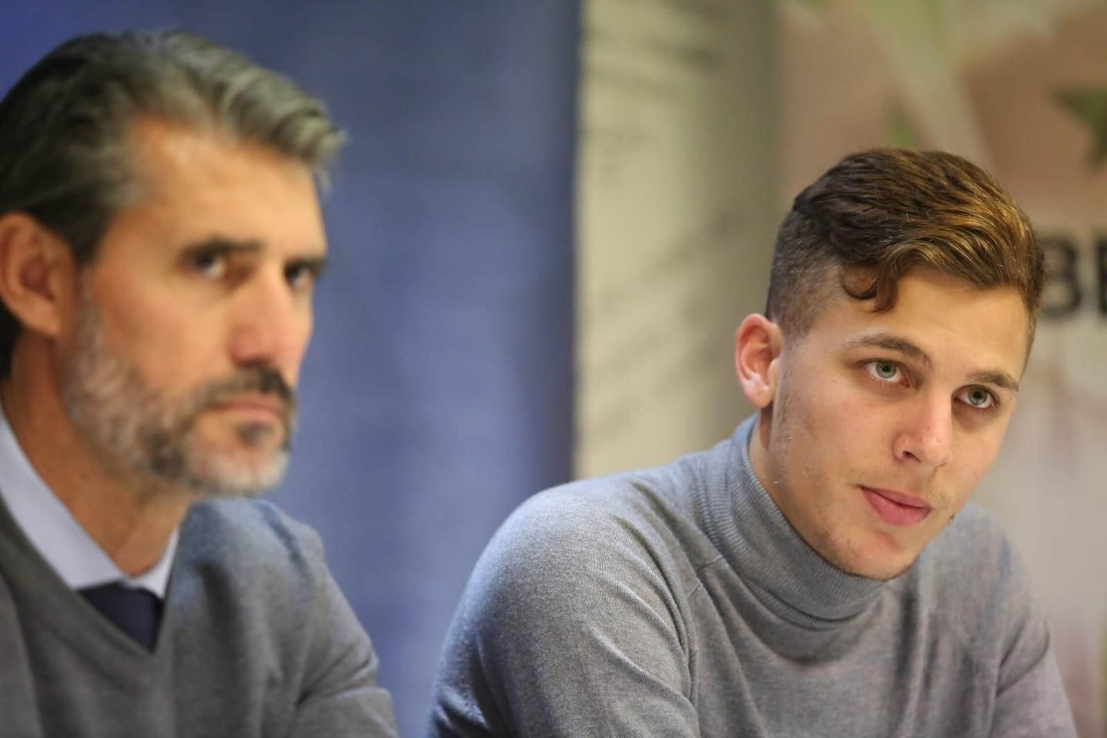 Caminero, al lado de Iván Alejo durante la presentación del futbolista