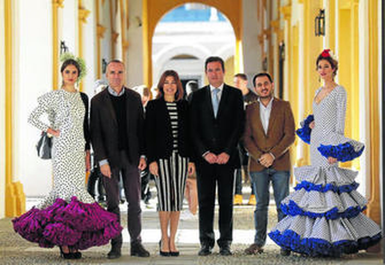 Antonio Muñoz, Raquel Revuelta, Jesús Rojas y Francisco Pizarro, junto a dos modelos, en la presentación de Simof ayer en el Alcázar.