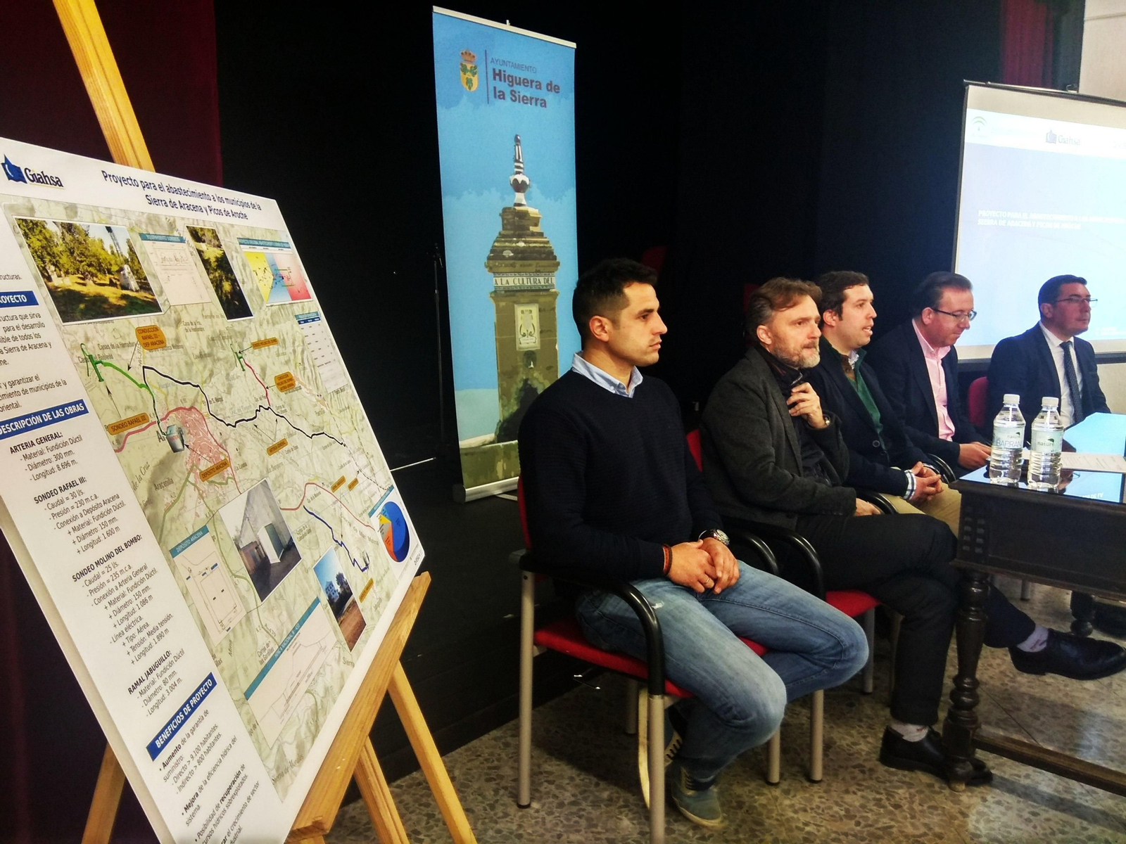 El consejero de Medio Ambiente junto con los alcaldes de la comarca.