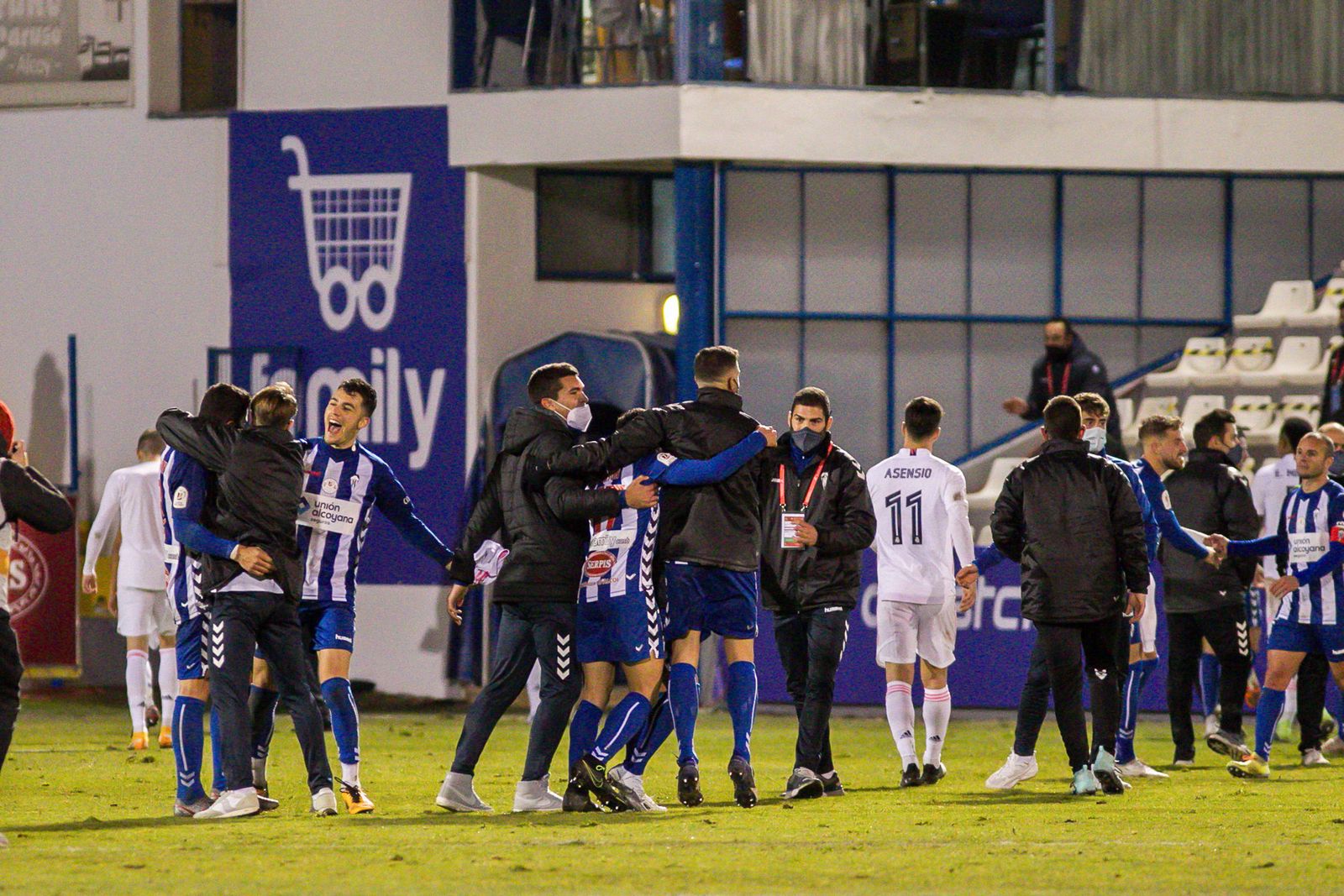 Los jugadores del Alcoyano festejan su triunfo con los madridistas cabizbajos.