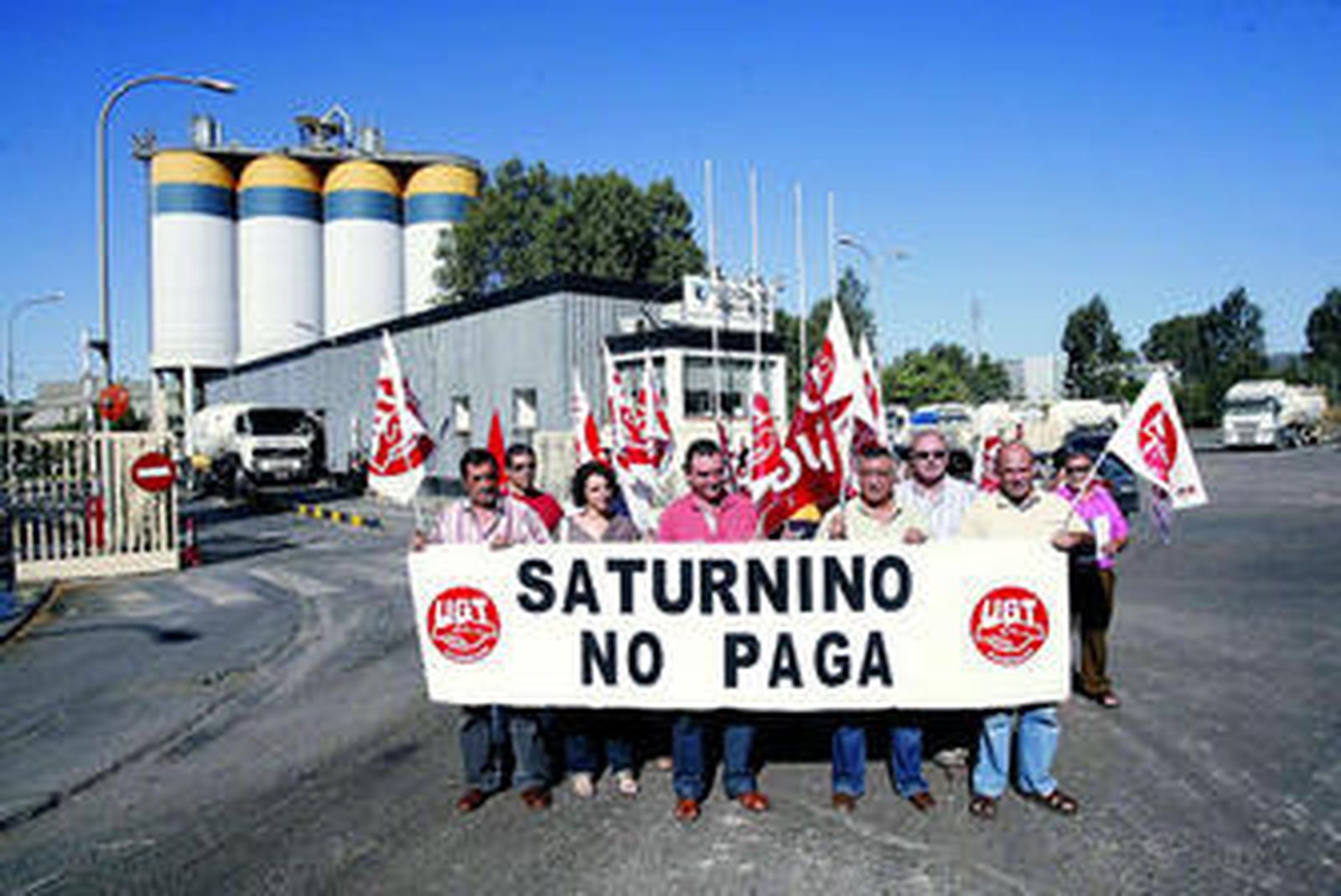 Concentración de trabajadores ante las puertas de Cosmos.
