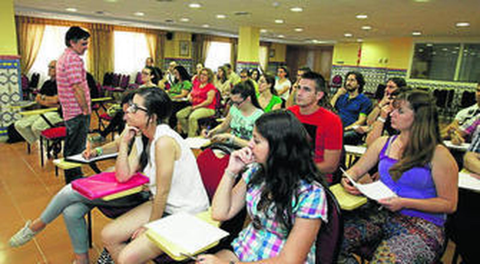 El profesor Pep Alsina comparte su teoría con los alumnos presentes en el curso de Nuevas Pedagogías Musicales.