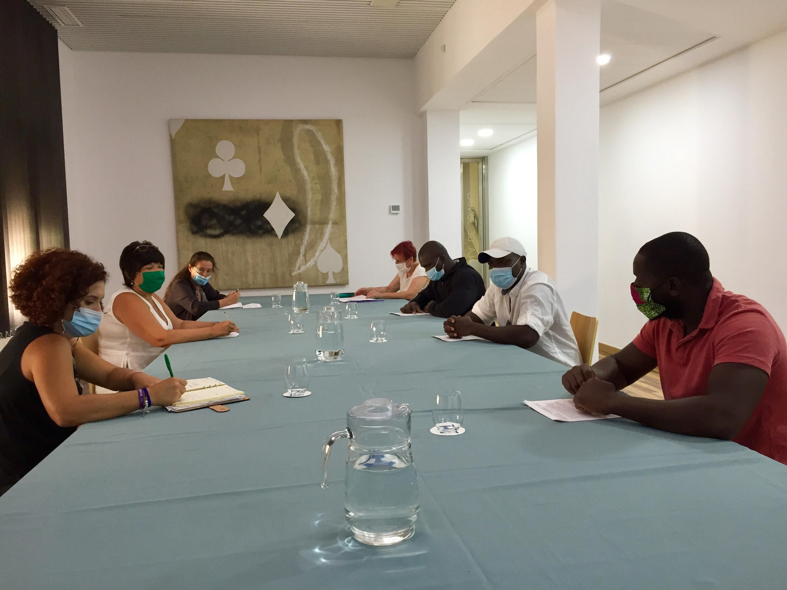 Reunión de los responsables de Diputación con los trabajadores en los asentamientos.