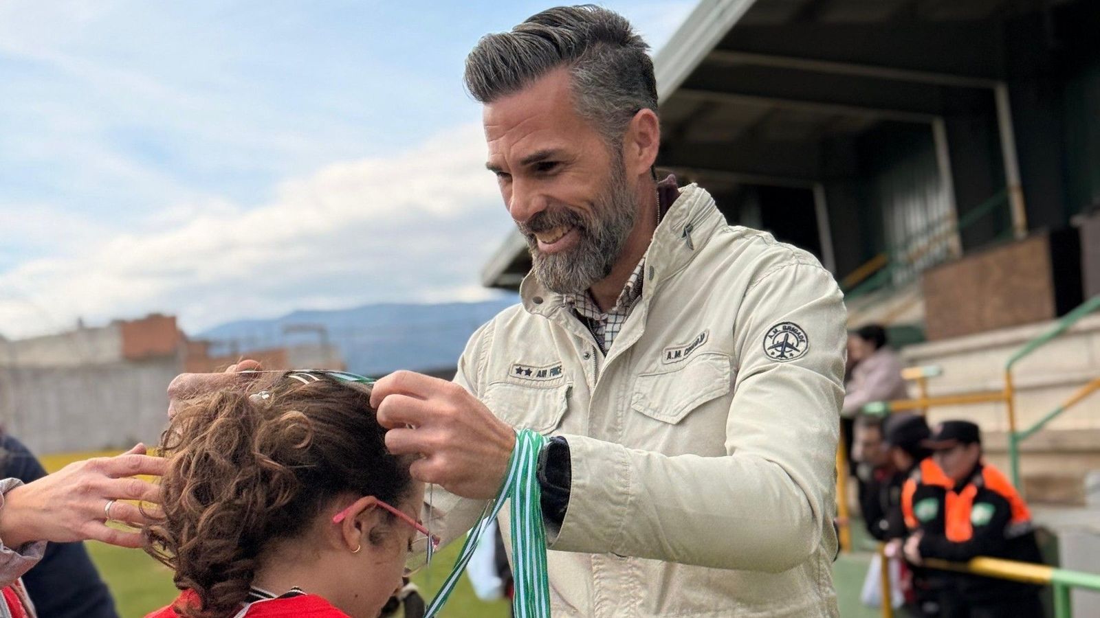 El concejal de Deportes, el popular Raúl Álvarez, impone la medalla a una de las participantes