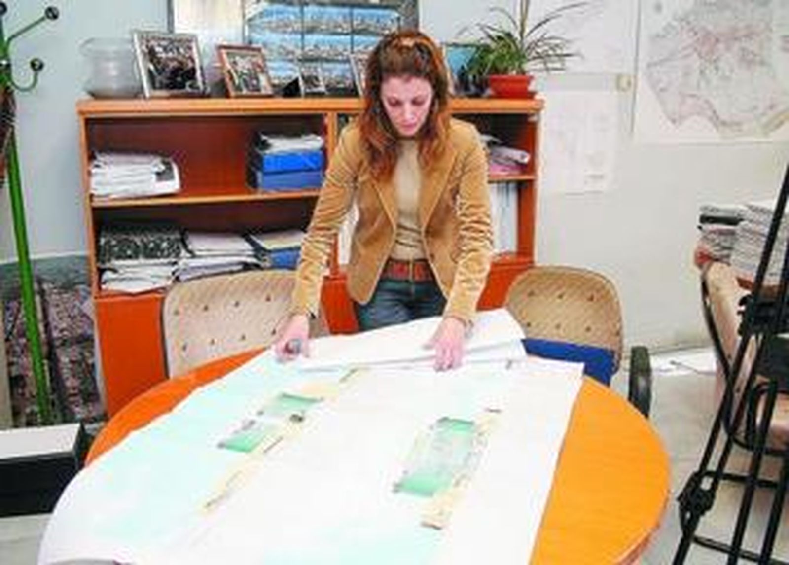 La concejala de Urbanismo, Adela Cantón, muestra los planes del futuro edificio de El Corte Inglés.