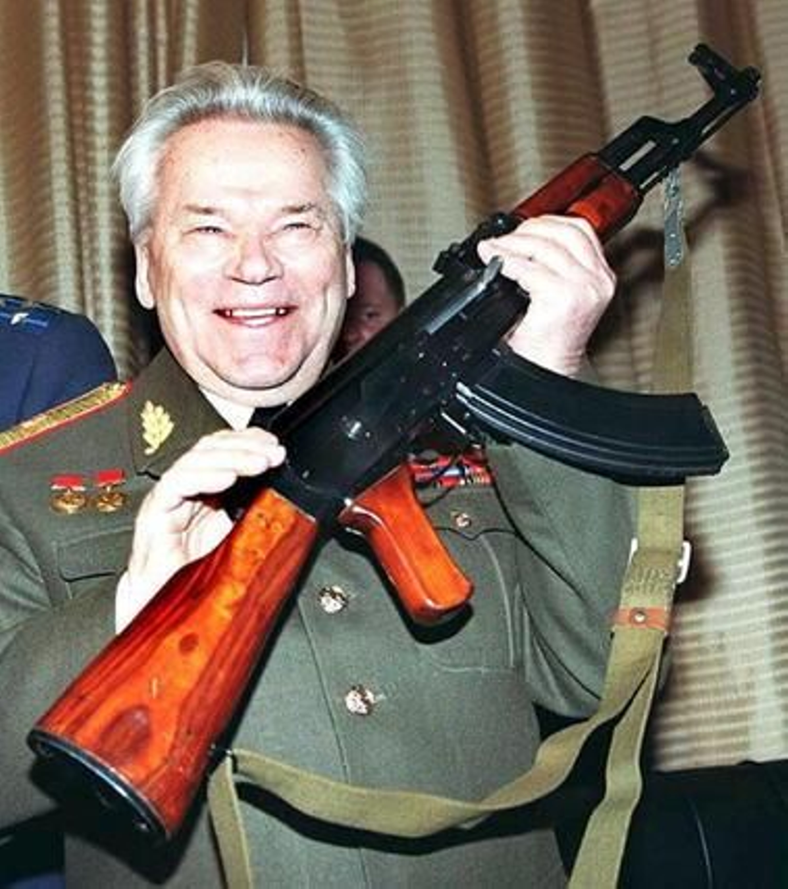Muere el inventor del fusil Kaláshnikov