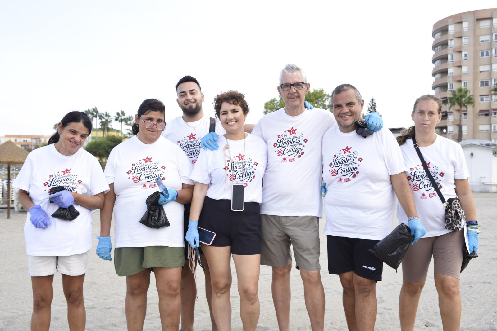 Las fotos de la jornada de limpieza de la playa de Poniente de La Línea organizada por Gran Sur