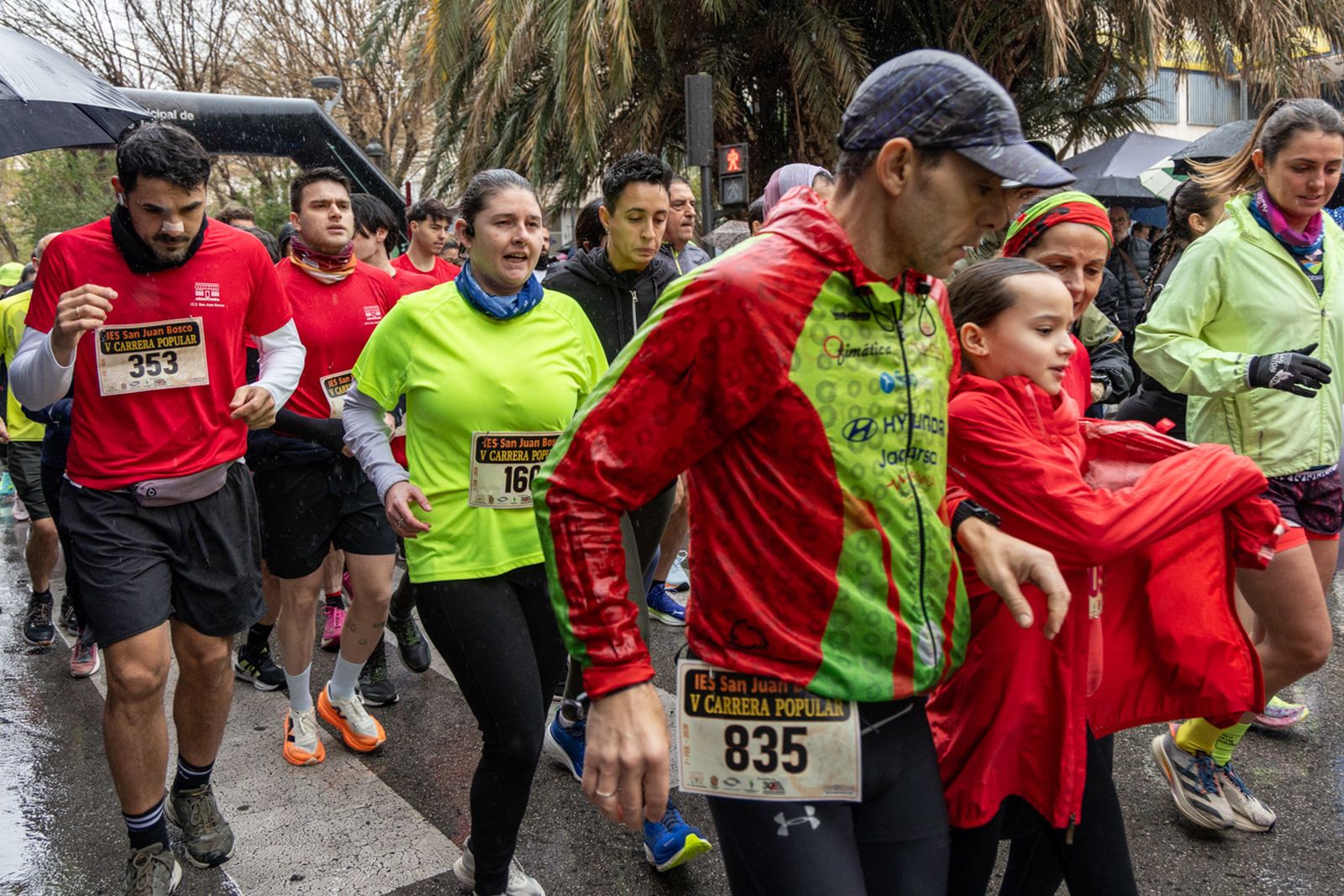 En imágenes: la lluvia no frena a más de un millar de corredores en la V Carrera Popular del IES San Juan Bosco (1)