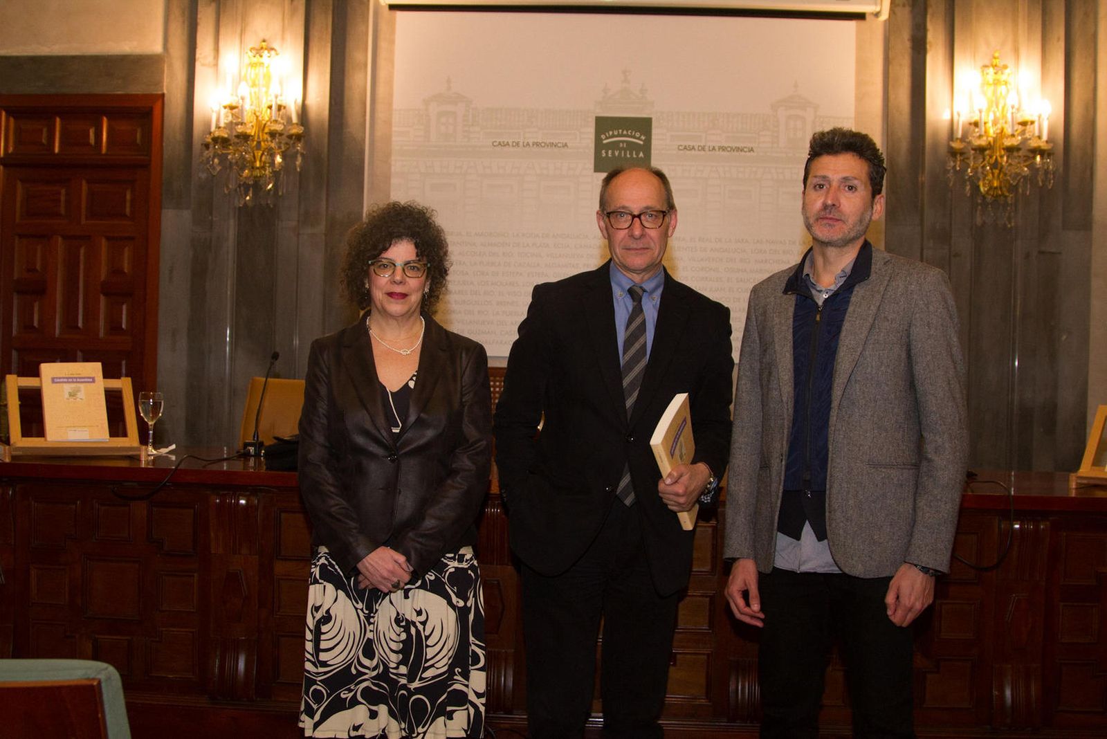 José Juan Díaz Trillo, entre María Jesús Casermeiro y Javier González-Cotta, en la Casa de la Provincia.