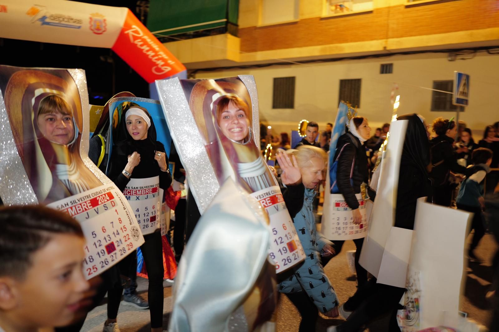 Trolls, coches de choque, bolsas de regalo o exploradores del Parque Jurásico: Así ha sido la San Silvestre de Motril