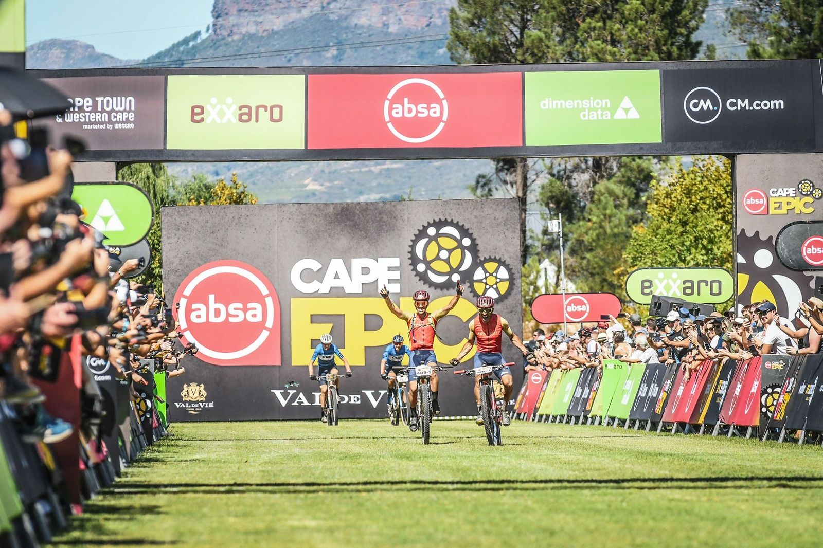 Los hermanos Macías, al cruzar la meta en la etapa que ganaron en Sudáfrica.