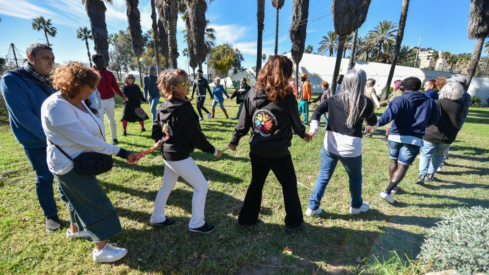 Danza circular en la parque Princesa Sofia, en imágenes