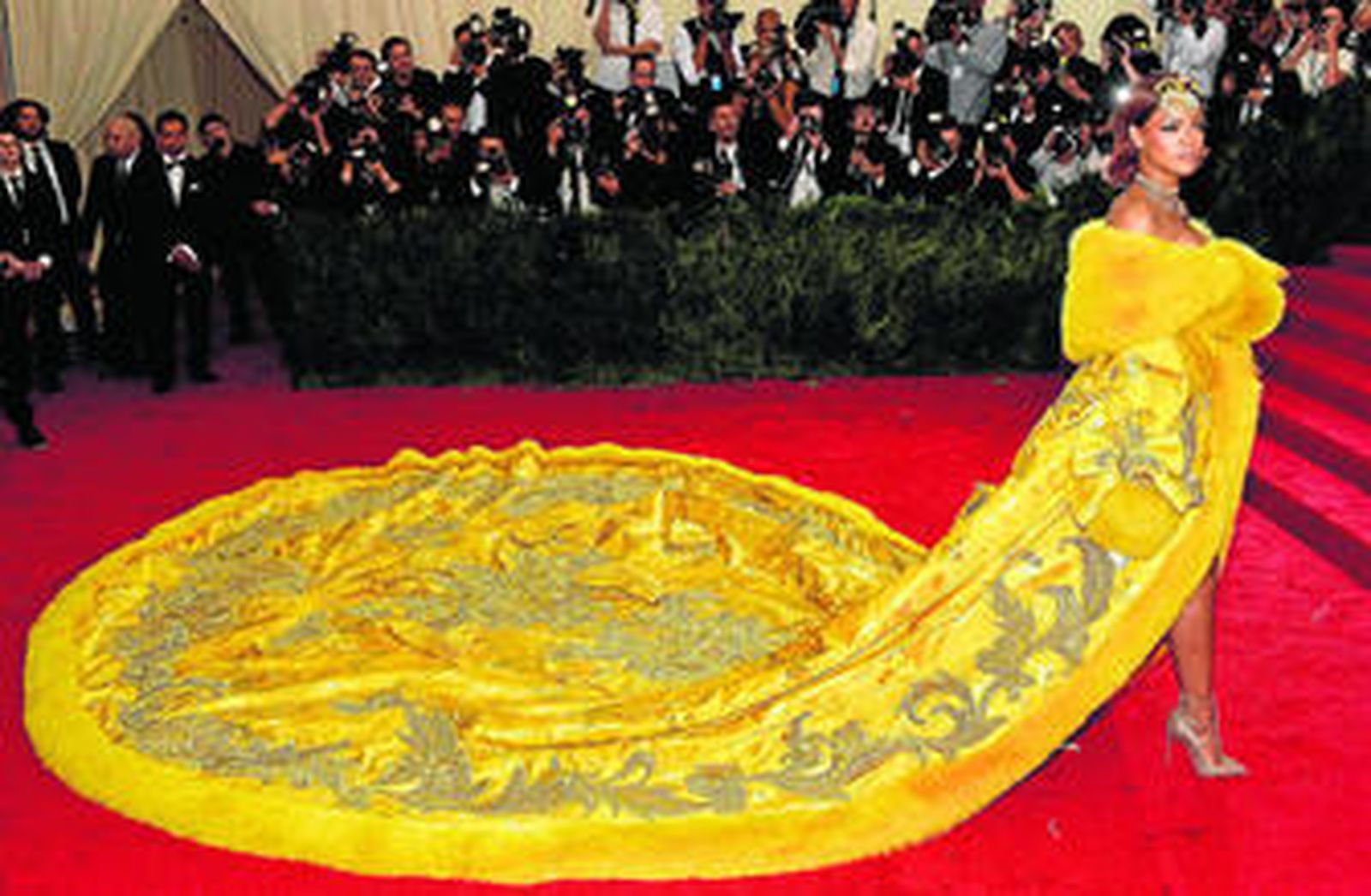 Rihanna, una de las últimas en aparecer, con un vestido-abrigo amarillo de Guo Pei de Alta Costura, uno de los más comentados.