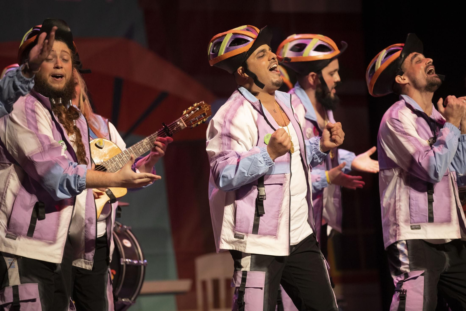 Imágenes de la actuación de la murga de Huelva '#QuedatEnCasa' en el Carnaval Colombino