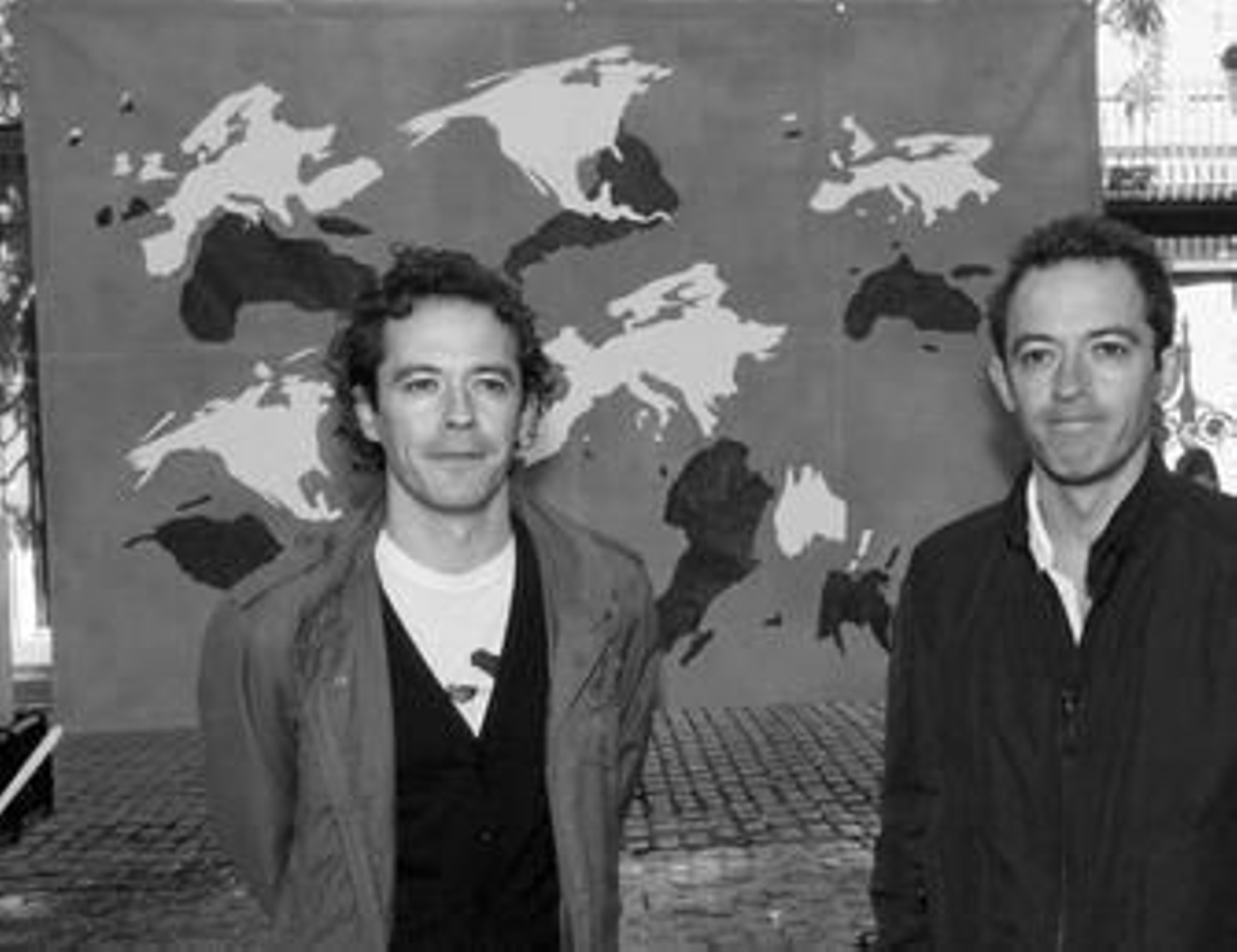 Miguel Pablo y Manuel Pedro Rosado, MP & MP Rosado, ayer en La Campana junto a su obra.