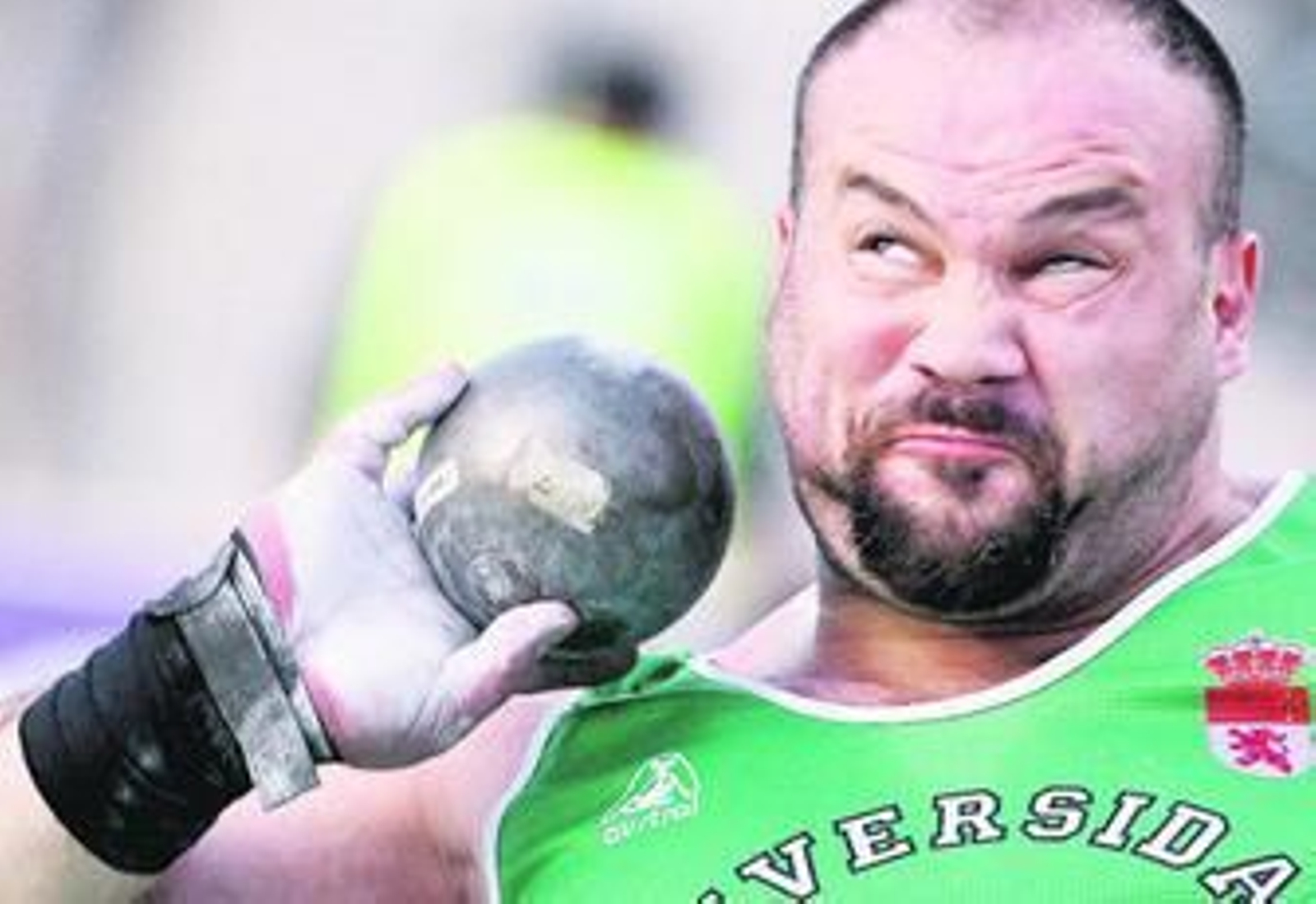 Manuel Martínez lanza con esfuerzo el peso en la final que le dio su trigésimo primer título de campeón de España.