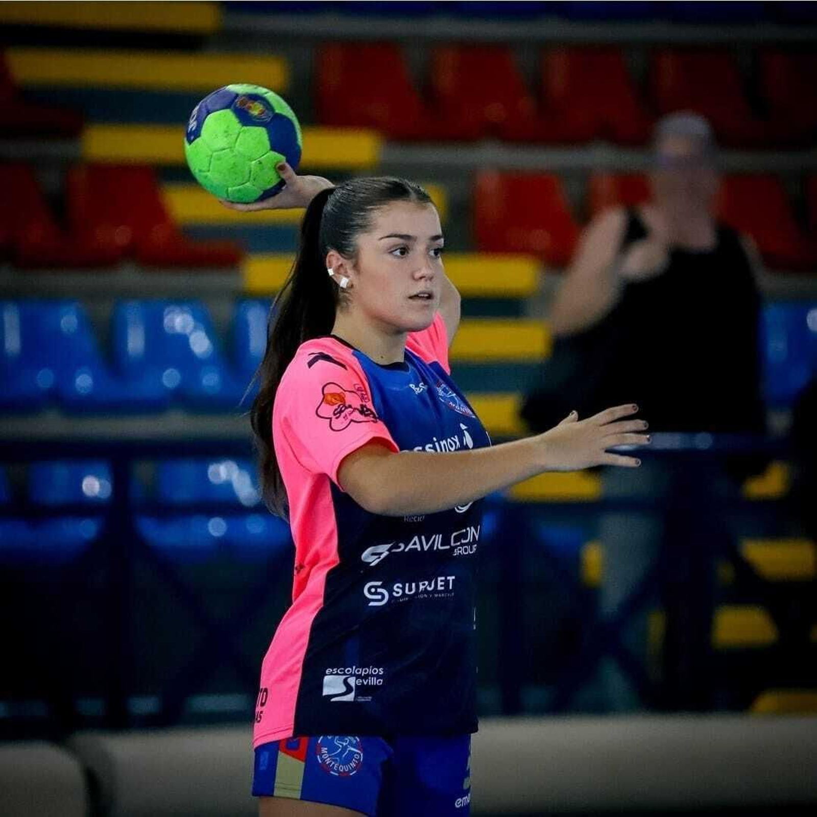 Marta Regordán busca un pase en un partido con el Balonmano Montequinto.