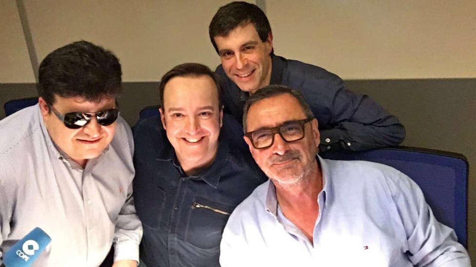 David Miner, Fernando Echeverría y Óscar Blanco, de 'El Grupo Risa' celebran con Herrera su reconocimiento.