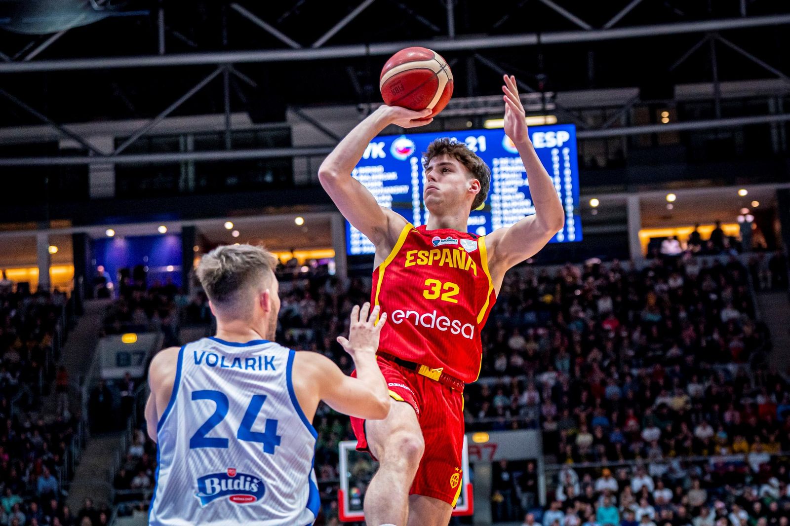 Mario Saint-Supery lanza a canasta.