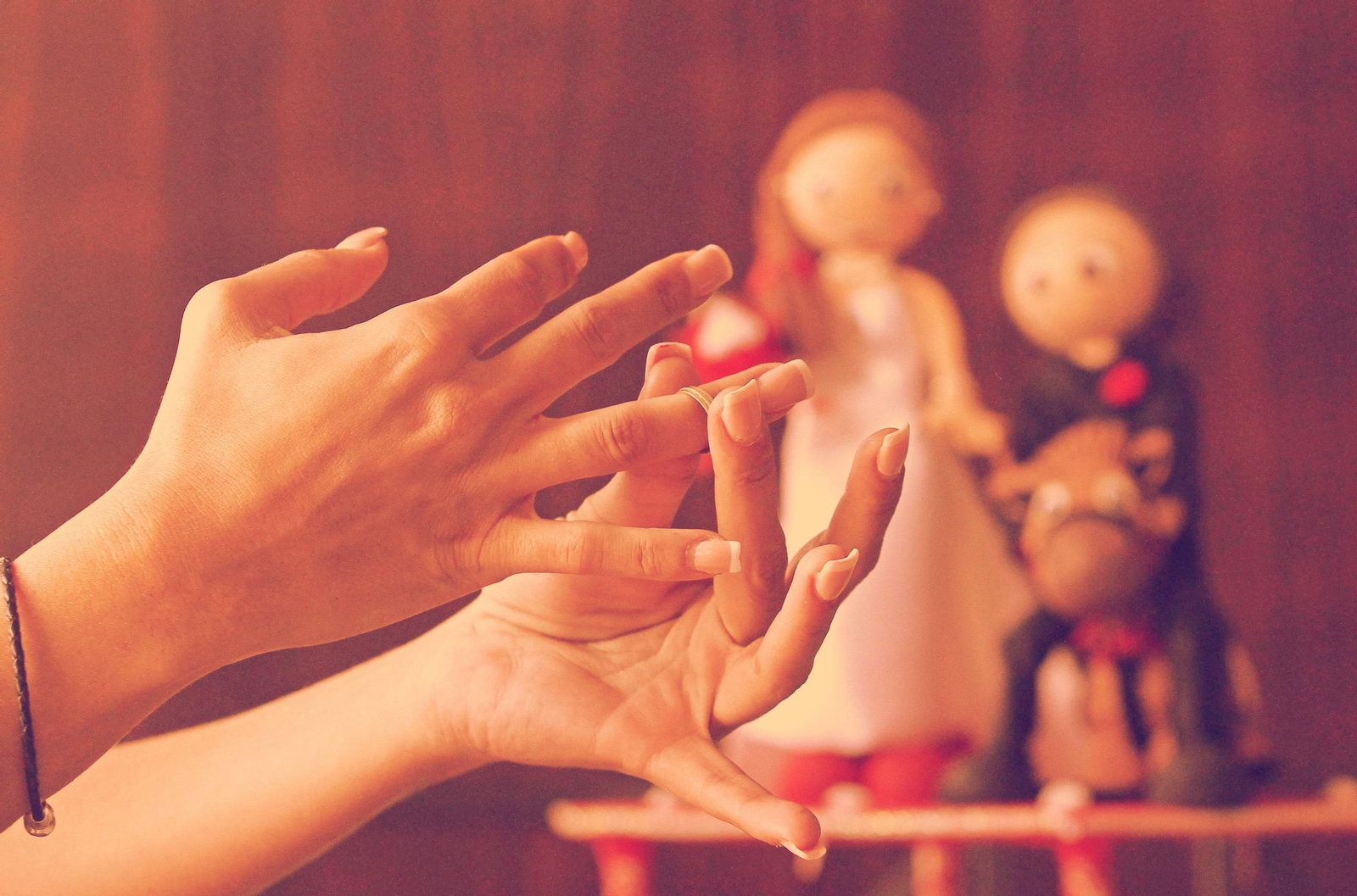 Una mujer se quita el anillo de casada