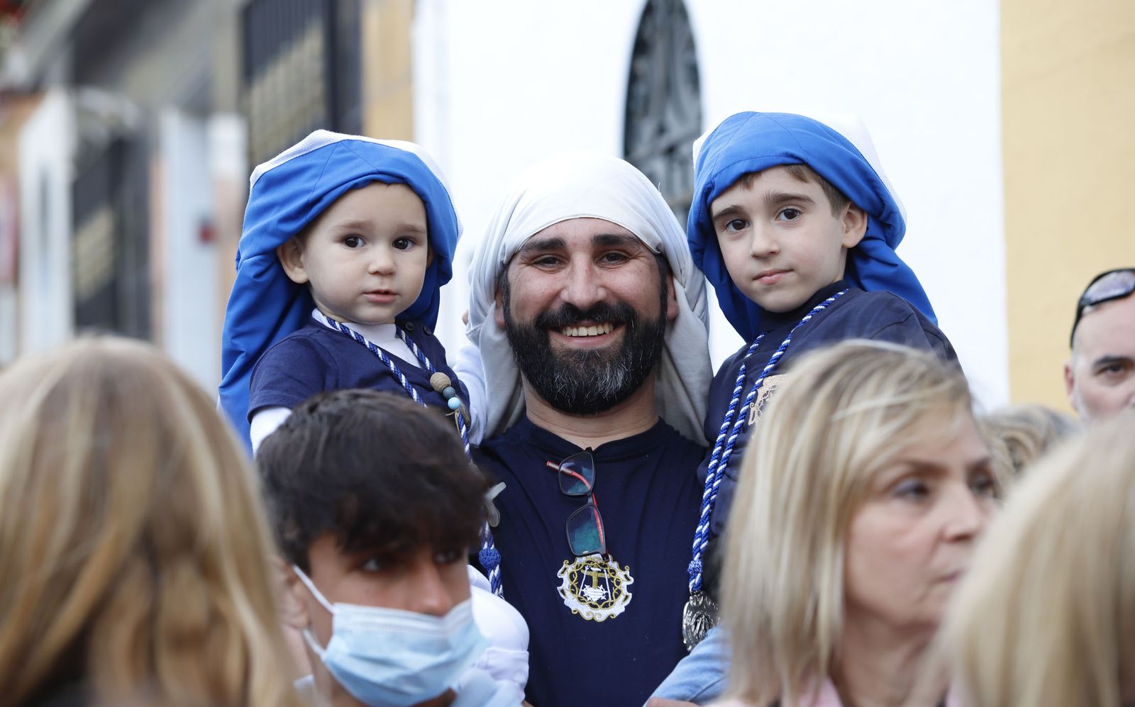 La Hermandad de la Sagrada Lanzada hace su estación de penitencia por las calles de Huelva