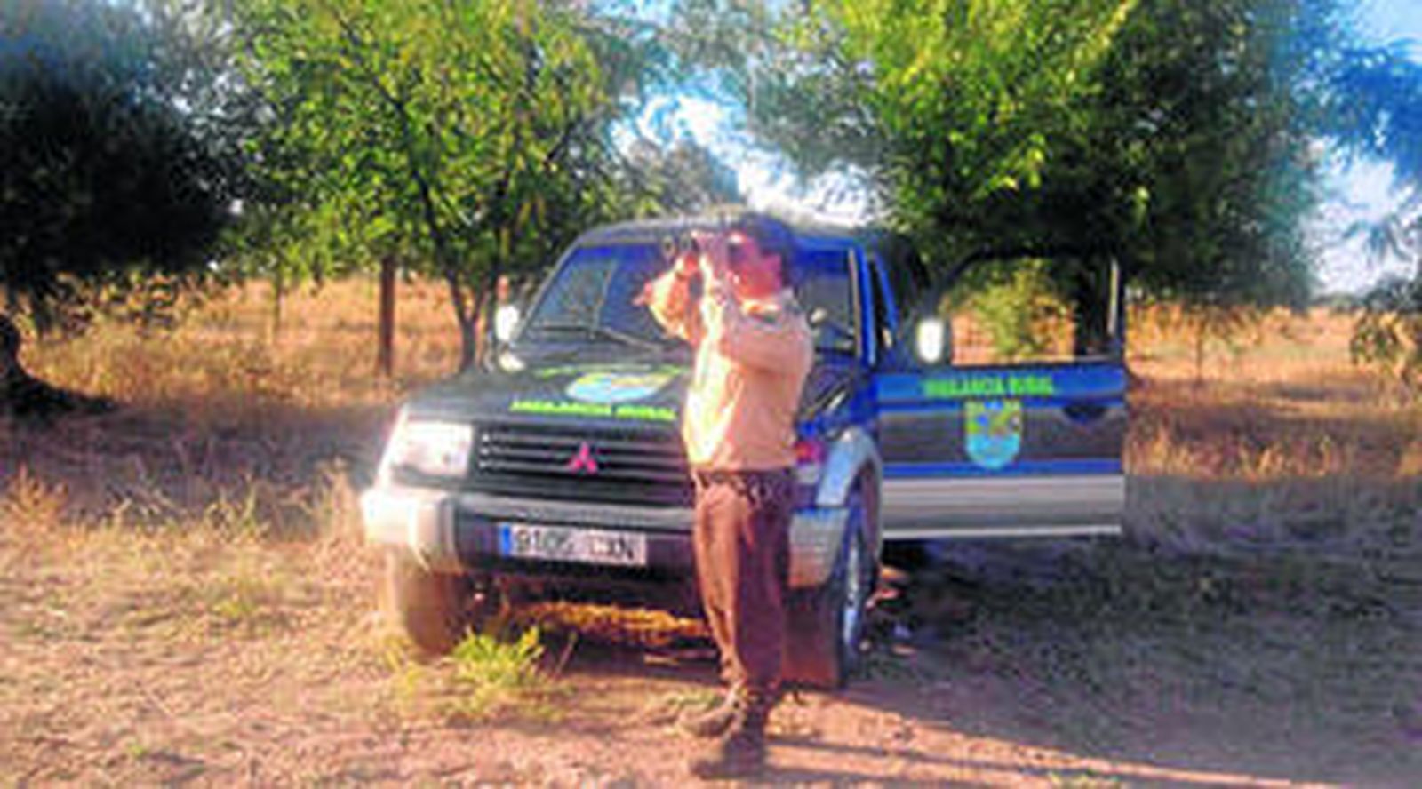 Un guarda de campo vigila una zona rural.