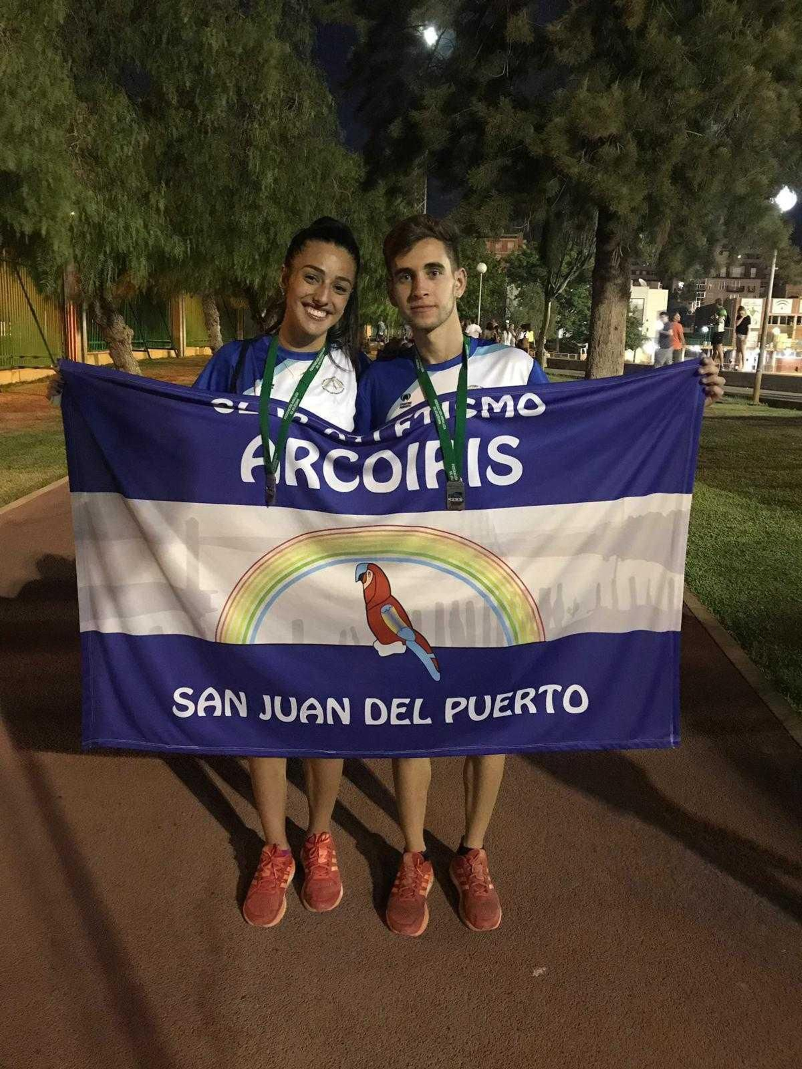 Zenobia Benítez y Alejandro Villalta, con la bandera del Club Arcoiris.