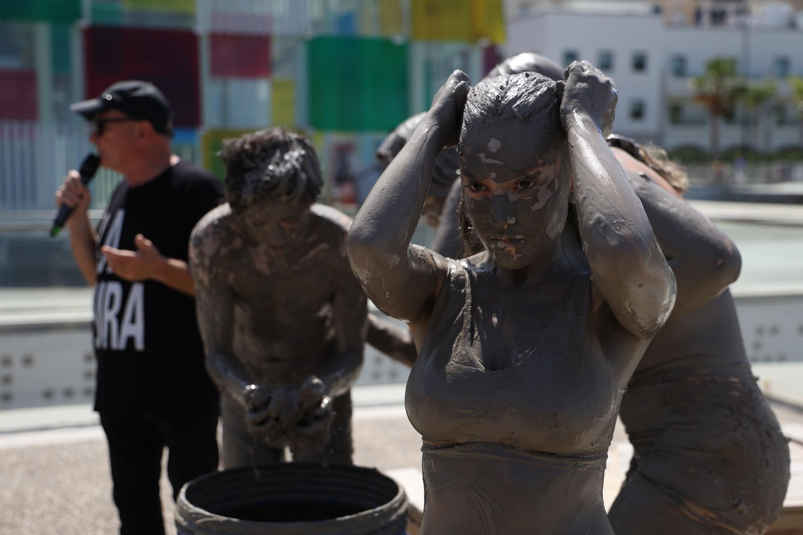 La Fura dels Baus presenta su nueva obra ‘SONS’ en el Muelle 1, en imágenes