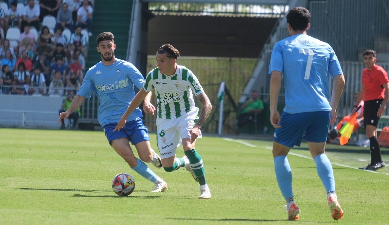 Álex Sala es presionado por Lara y Armental.