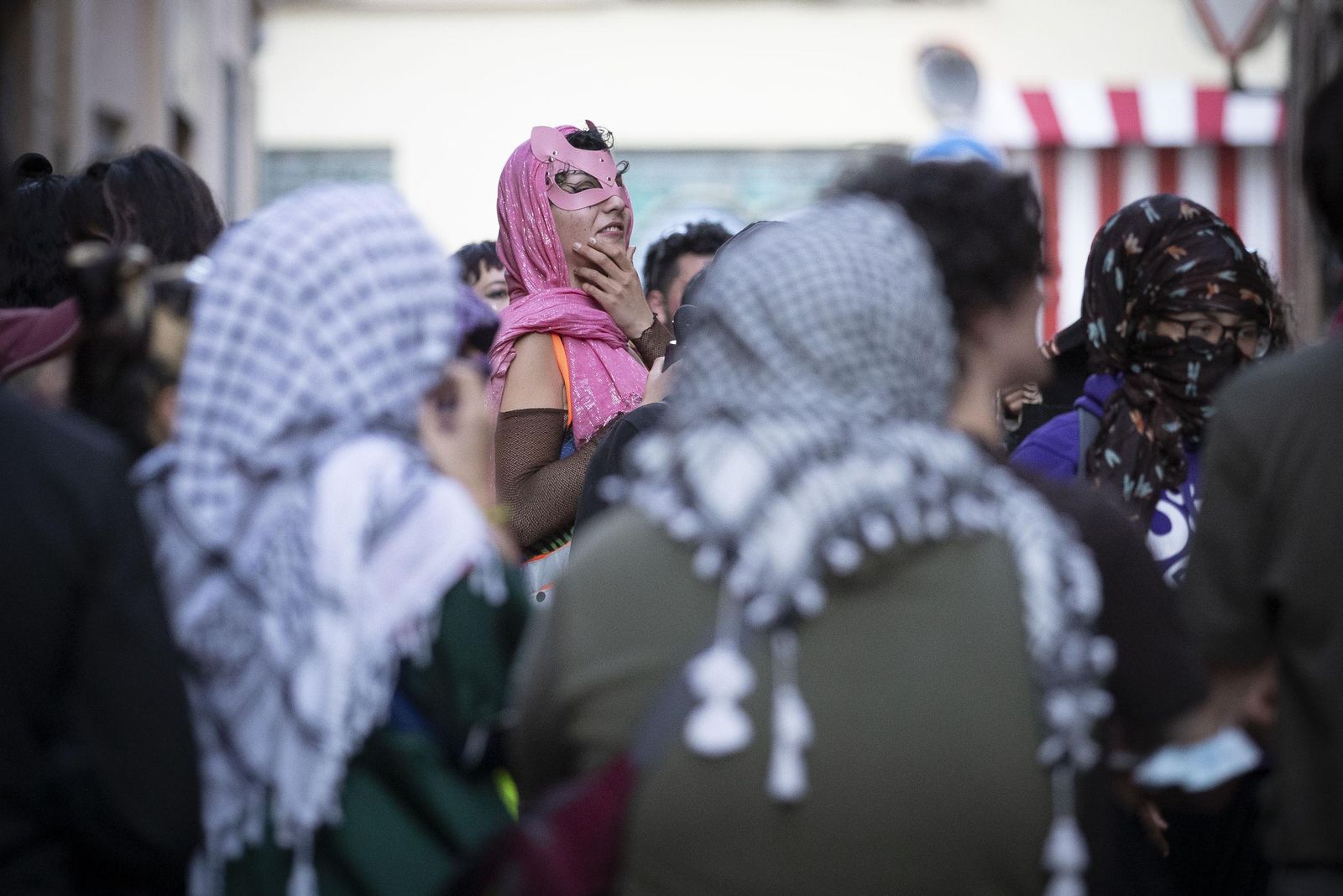 Todas las imágenes de la concentración frente al edificio okupado en el centro de Granada