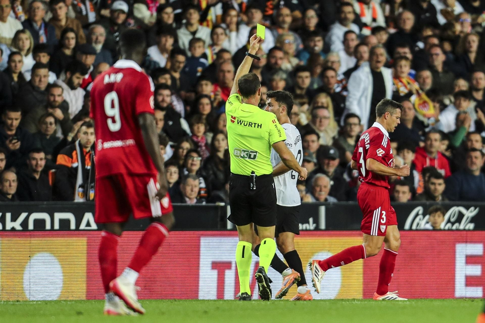 Cuadra Fernández le muestra la tarjeta amarilla a Azpilicueta.