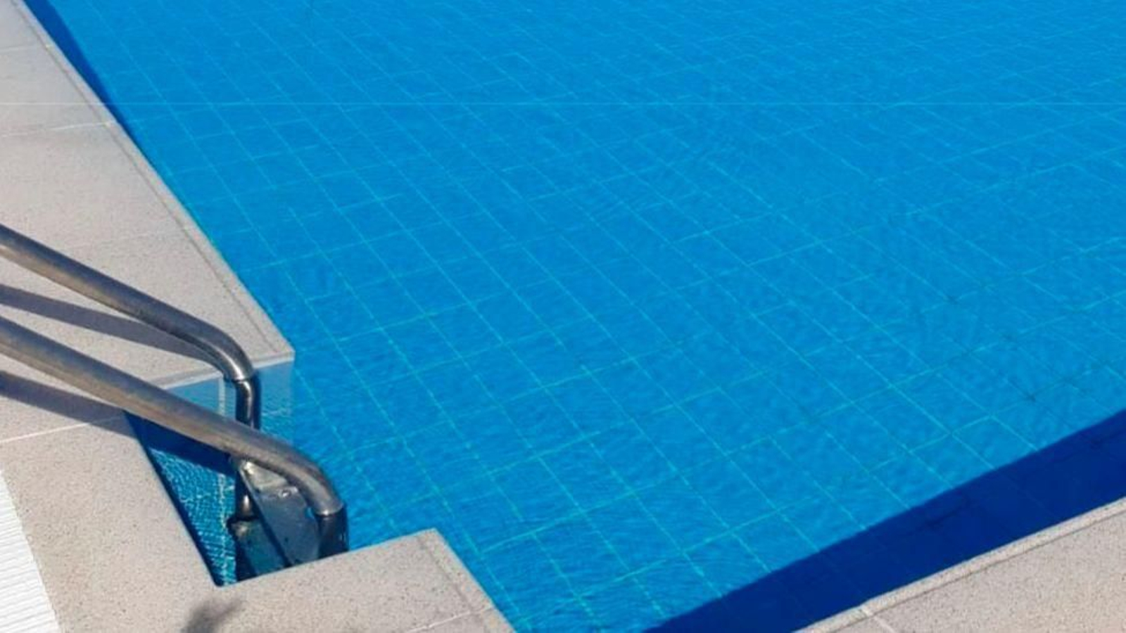 Imagen de archivo de una piscina.
