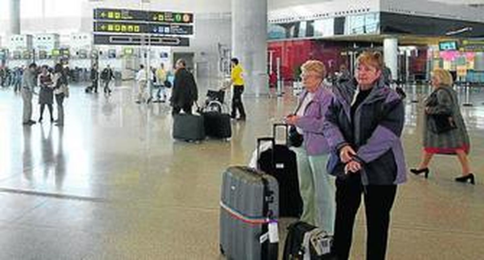 Varios viajeros en la nueva terminal del aeropuerto.