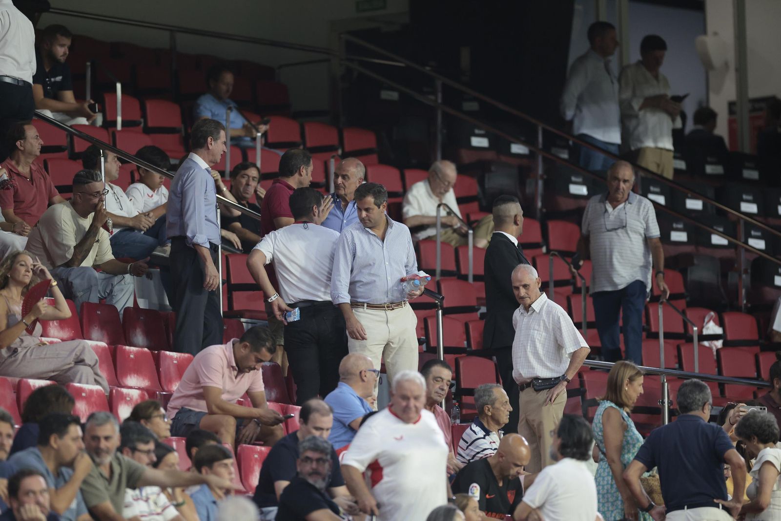 Búscate en las fotos del Sevilla - Elche