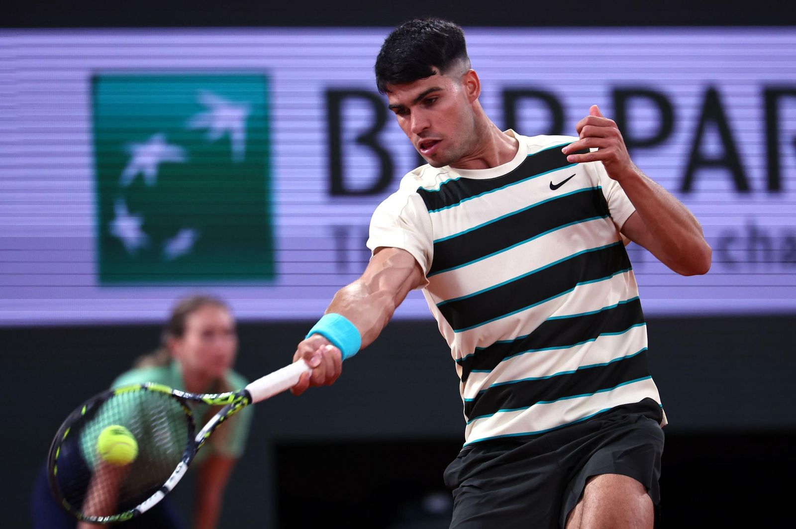 Alcaraz ejecuta un golpe de derecha en su partido ante le húngaro Marozsan