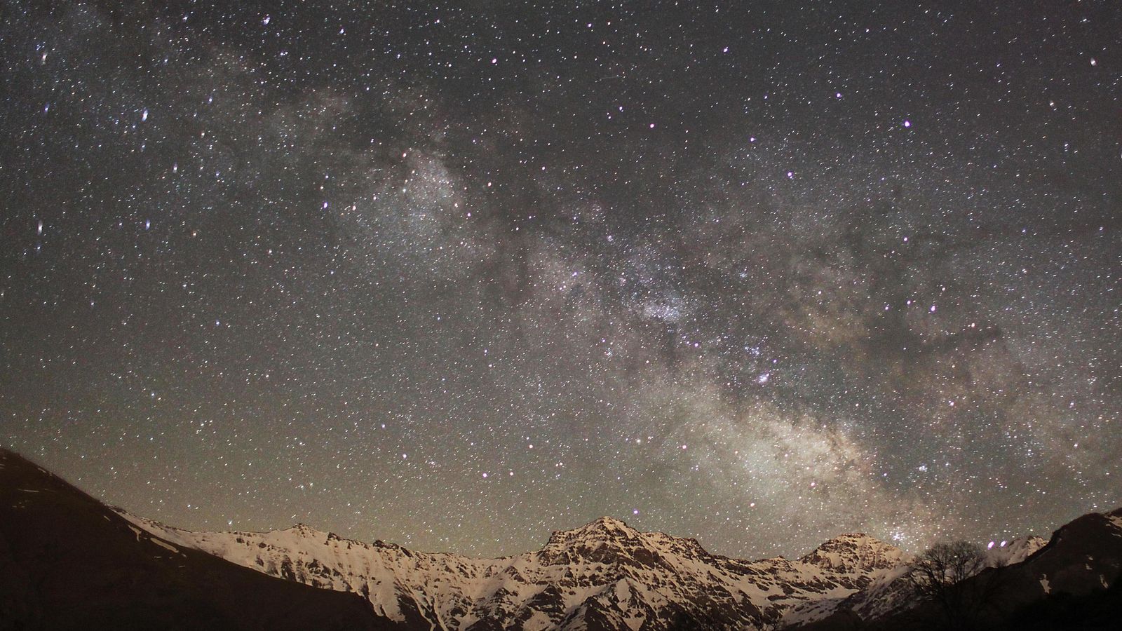 Mulhacén y Alcazaba vistos desde el refugio del Hornillo en el mes de mayo.
