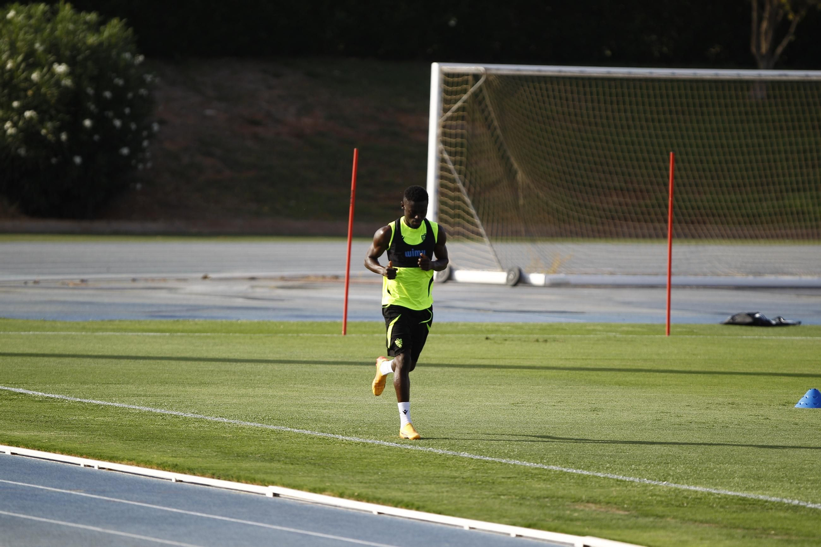 El centrocampista ghanés se ejercita al margen en el Anexo durante un entrenamiento de pretemporada en su proceso de recuperación.