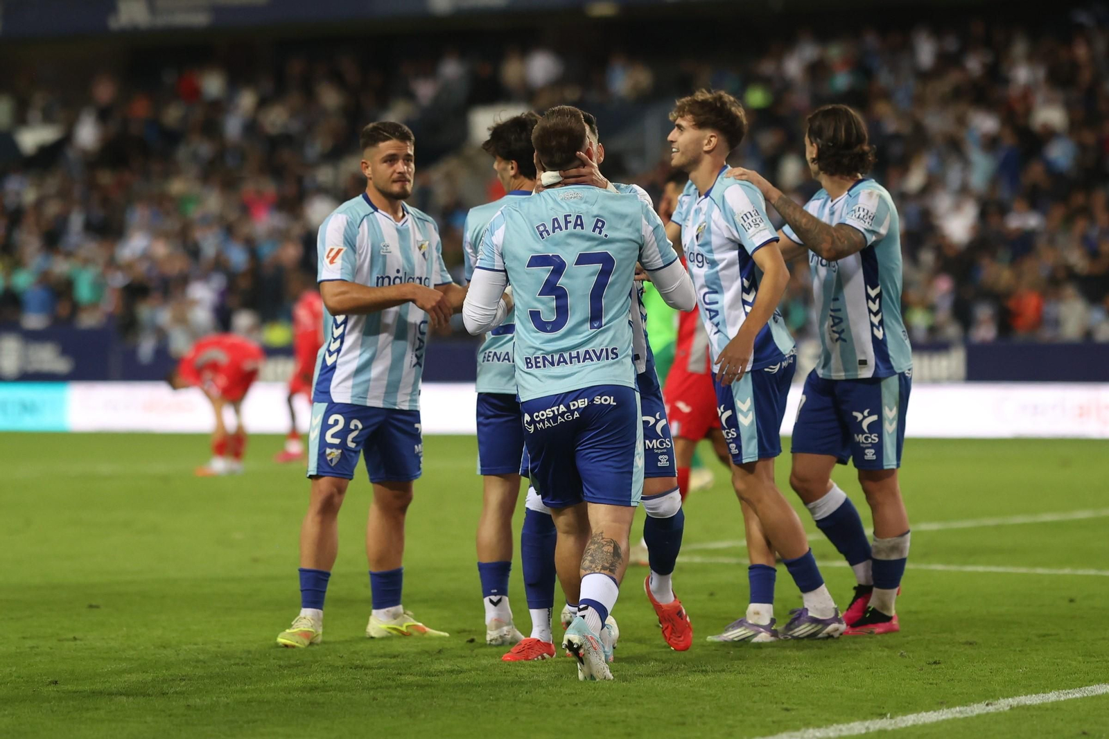 Las fotos del imponente ambiente en La Rosaleda en el Málaga - Córdoba CF