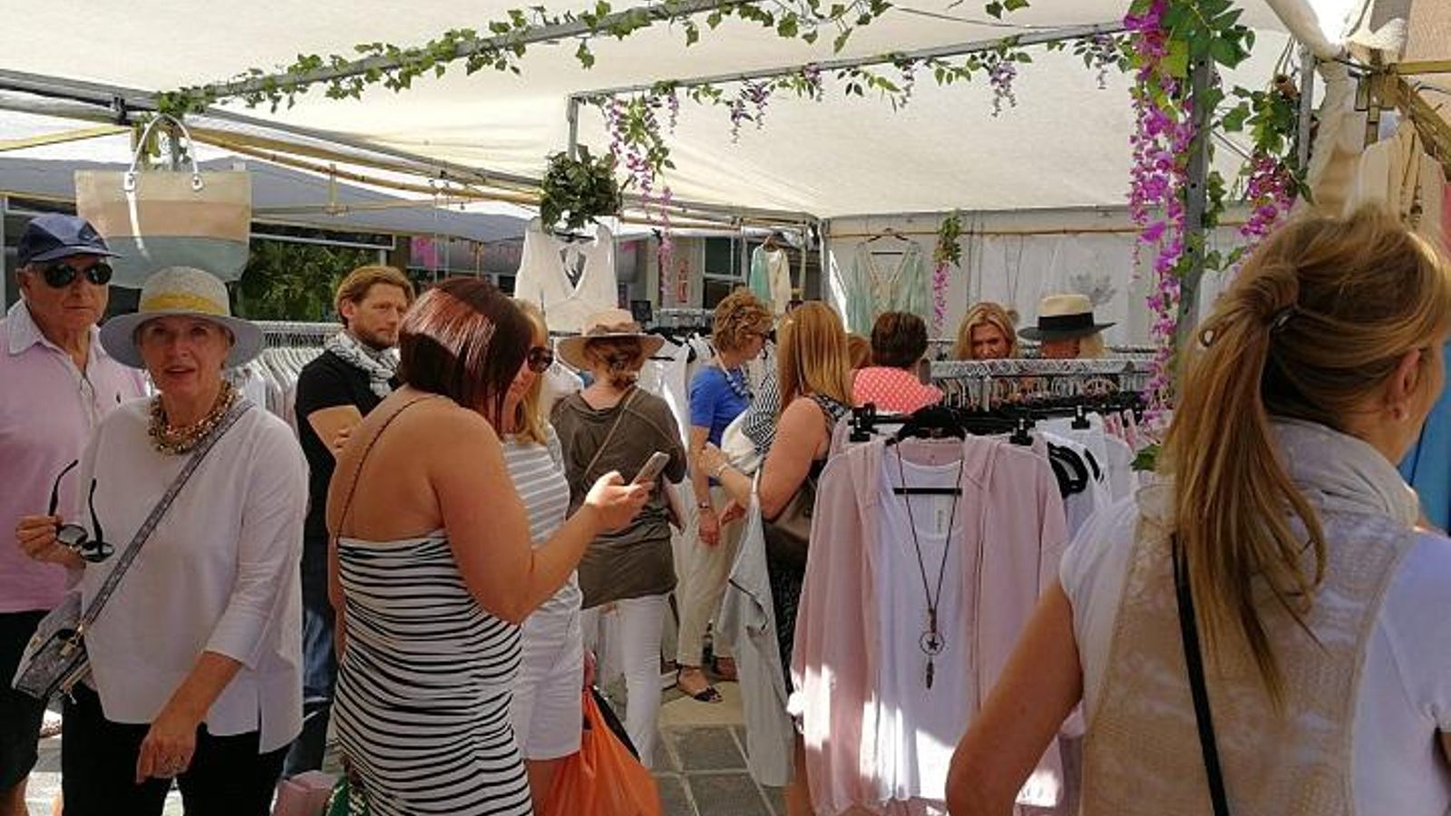 El mercadillo de Puerto Banús. El mercadillo de Puerto Banús.