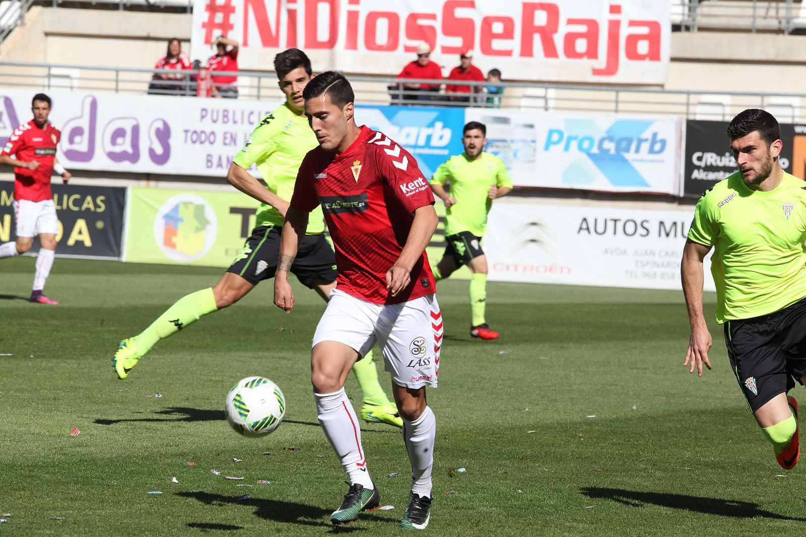 Sergi Guardiola controla ante la presencia de Fran Serrano y Leto.
