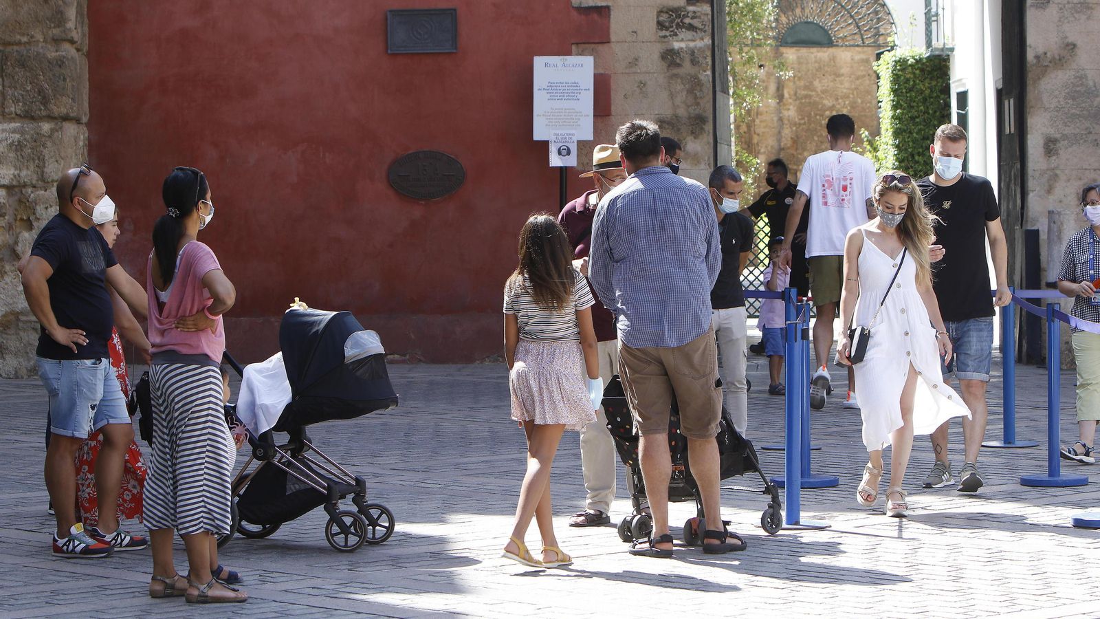 Las colas para entrar en el Alcázar.