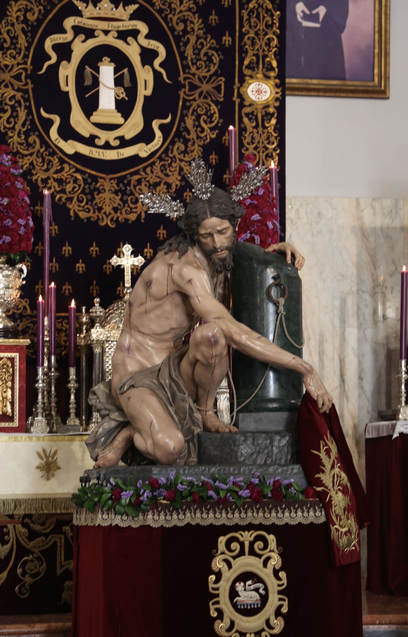 Primer besamanos al Santísimo Cristo de la Púrpura de la Hermandad de las Cigarreras