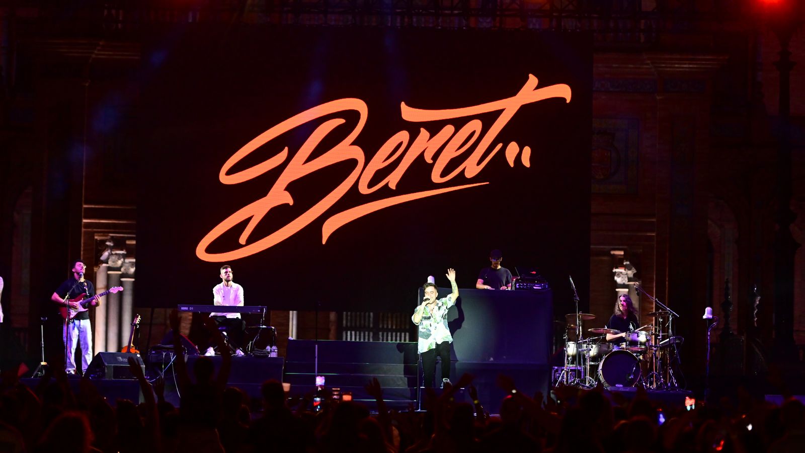 Más de 2.000 personas asistieron al concierto que Beret ofreció en la Plaza de España.