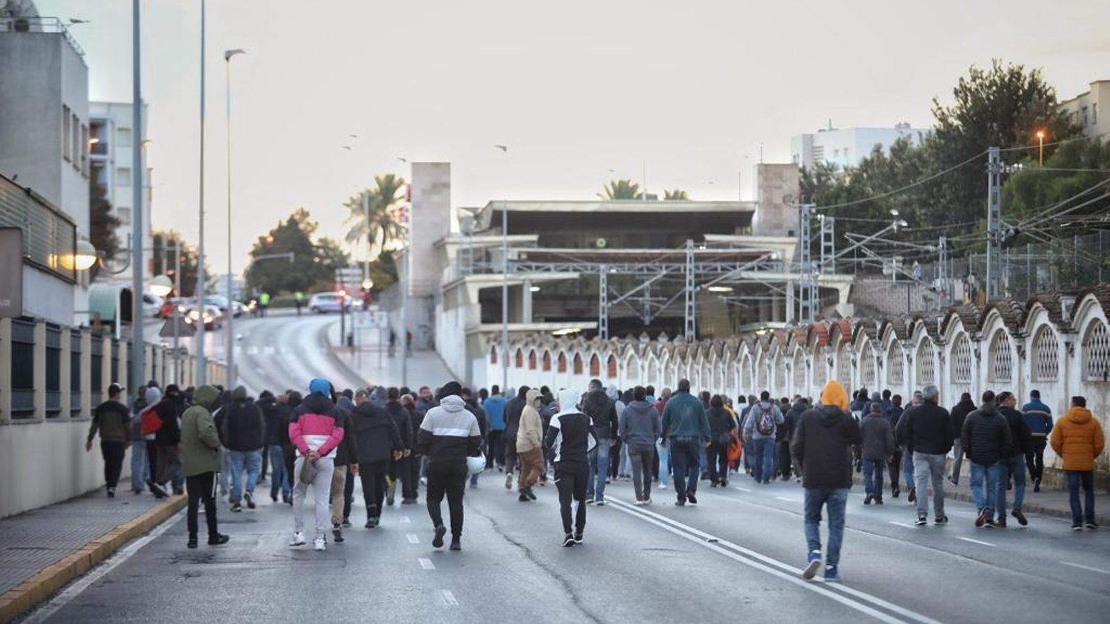 Los manifestantes suben por la rotonda de los bomberos hacia la avenida de la Sanidad Pública.