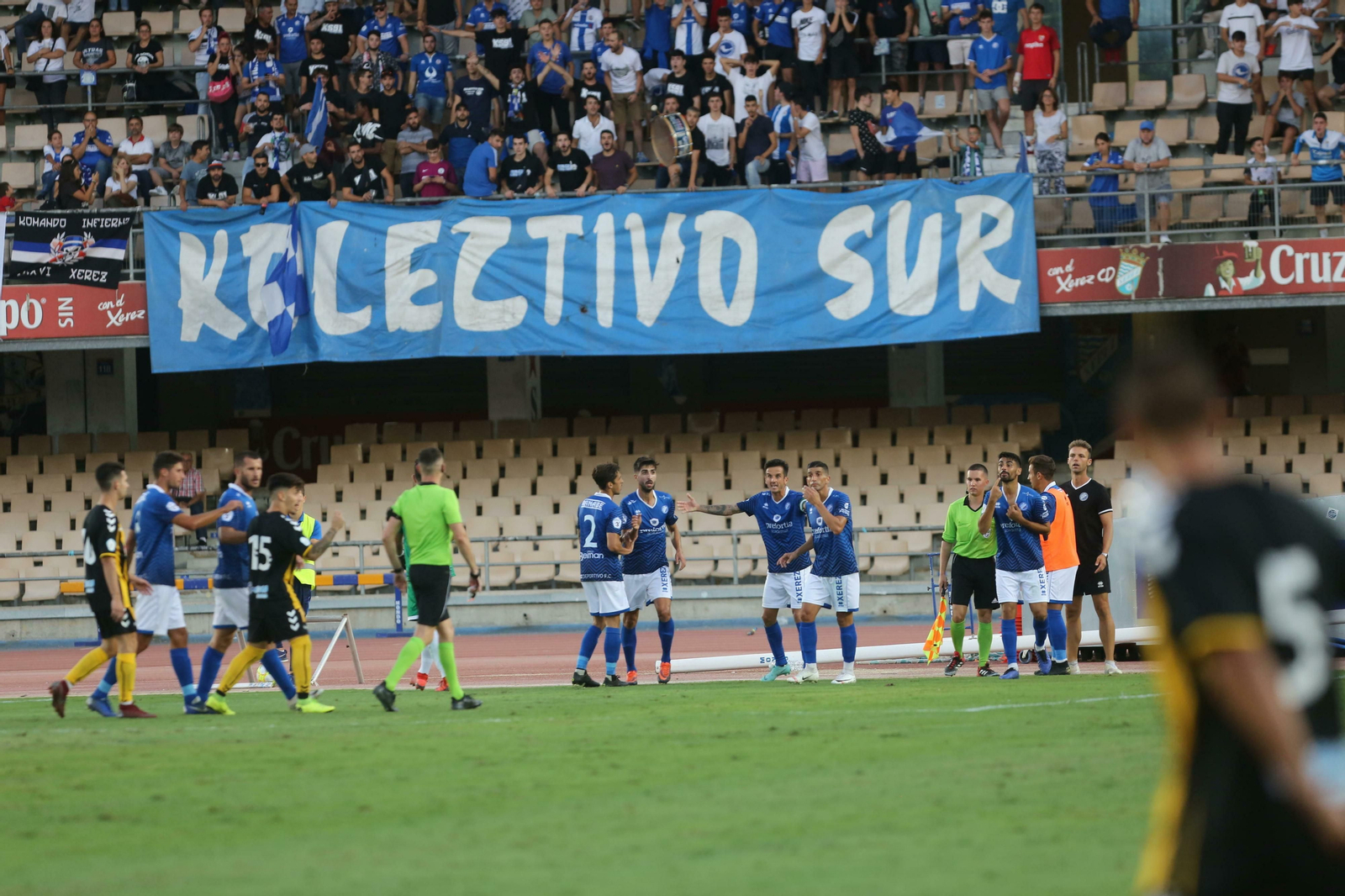 Adri Rodríguez, haciendo gestos a Gutiérrez Perera, árbitro del pasado domingo, de que el balón le dio en la boca.