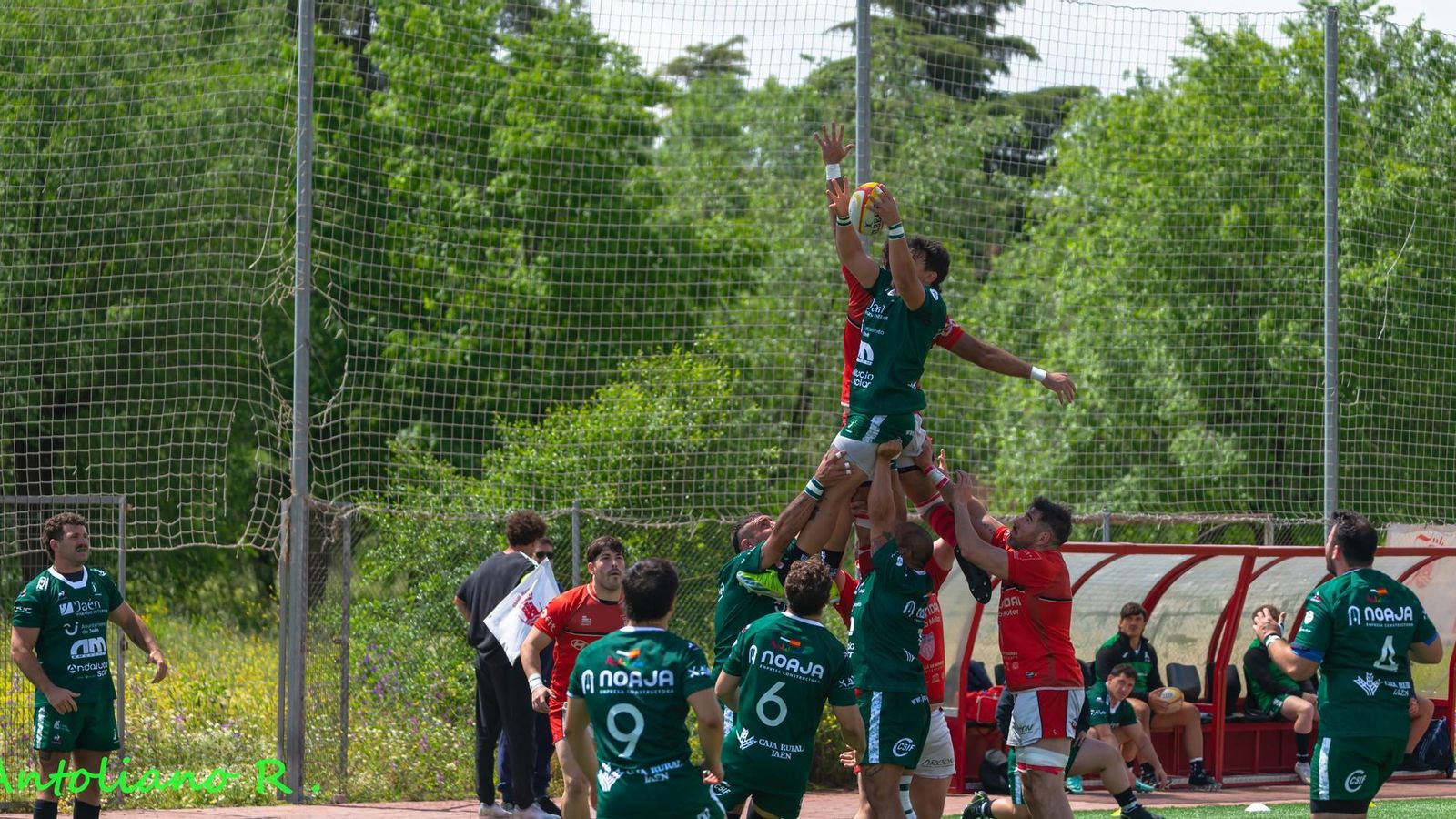 Juan Navarrete gana una touch ante un rival madrileño.