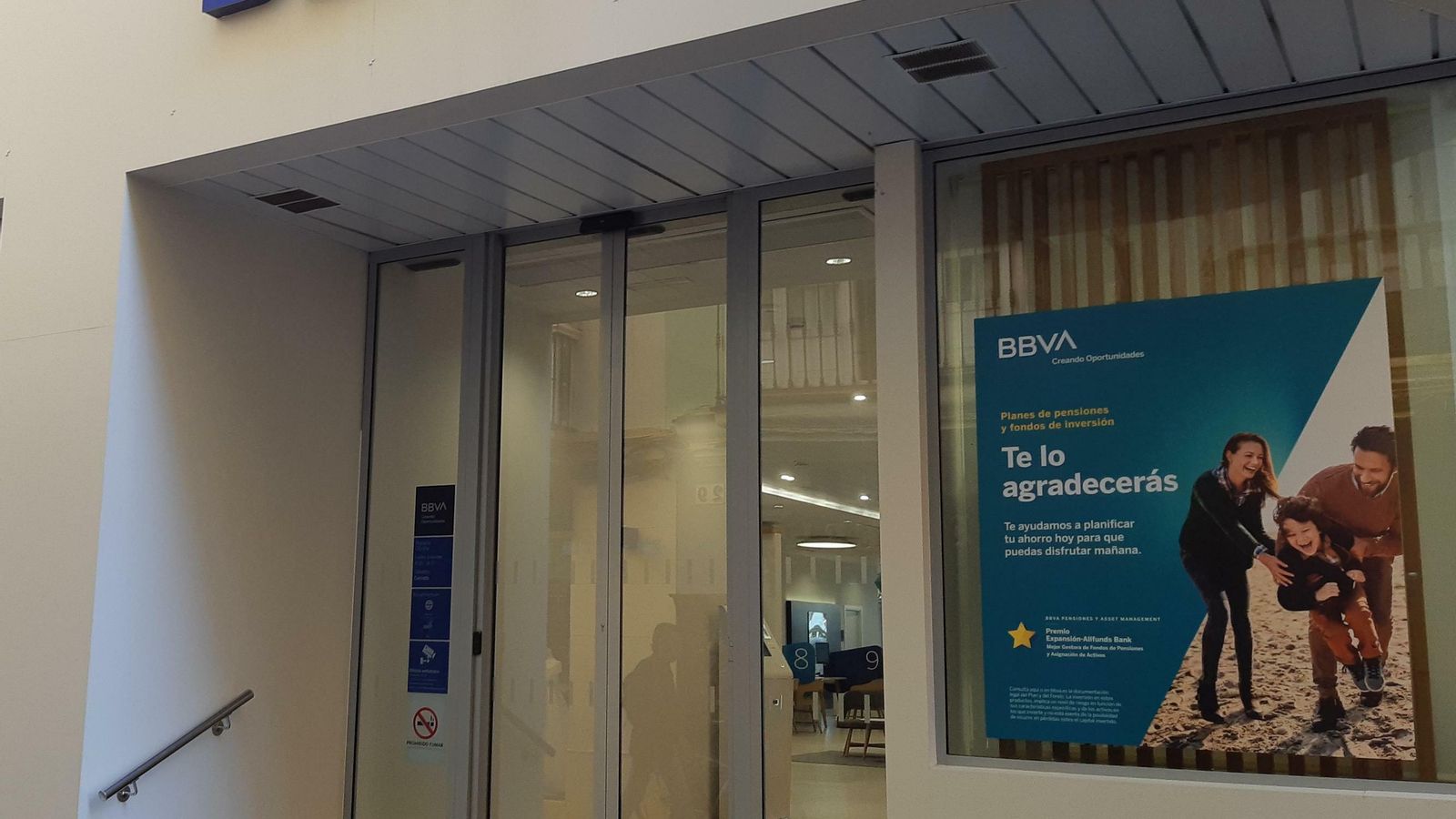 Exterior del nuevo espacio/oficina de BBVA en la Avenida Cuatro de Diciembre de 1977 de Cádiz.